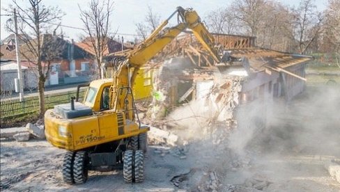 NA MESTU STARE, NIČE NOVA BAJKA: U Zrenjaninu počelo uklanjanje neuslovnog objekta namenjenog najmlađima