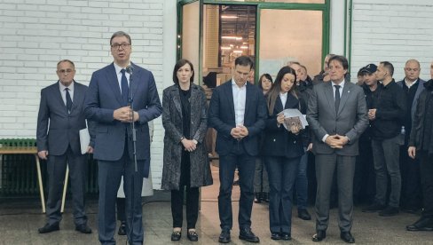 VUČIĆ U PRVOJ PETOLETKI: Za nas je ova fabrika od strateškog značaja, preduzeli smo mere da sačuvamo posao zaposlenima