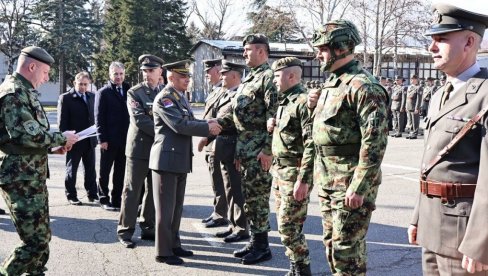 PROSLAVLJEN DAN 4. BRIGADE KOPNENE VOJSKE: General Simović uručio nagrade i priznanja (FOTO)