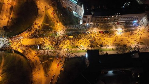 SIMCI DRONOM: Evo koliko je zapravo ljudi na protestima u Novom Sadu na sva tri mosta (FOTO)