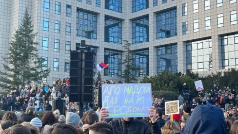 АЛО МАДОНА, ДАЈ НАМ ТРОДОНА: Ево какав транспарент носе окупљени на протесту у Новом Саду