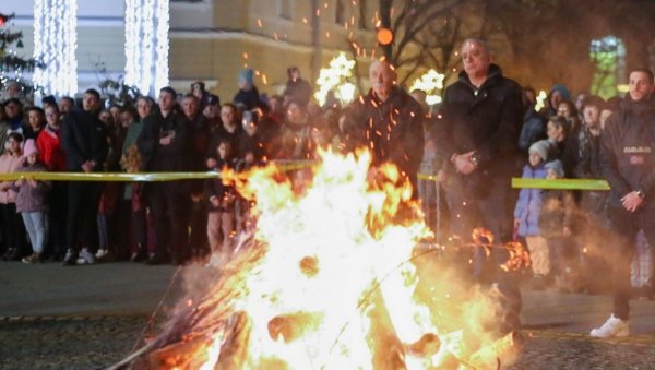 БАДЊАК У ГРАДСКОЈ КУЋИ:У Суботици прослављен Бадњи дан