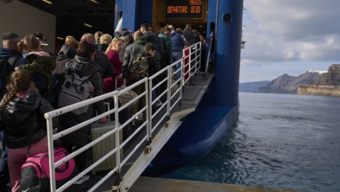 SNAŽNI POTRESI U GRČKOJ NE PRESTAJU: Zabeležen najjači do sada - desetine porodica čeka evakuaciju u luci na Santoriniju (FOTO)