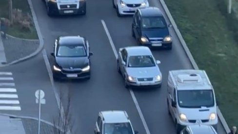 DESET NJIH ZAUSTAVILO SAOBRAĆAJ U DUNAVSKOJ: Među njima i vozilo Hitne pomoći (VIDEO)