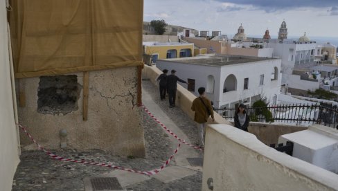 NAJTEŽA NOĆ NA SANTORINIJU: Jaki udari išli jedan za drugim - za par sekundi nestala jedna od najpoznatijih plaža (VIDEO)