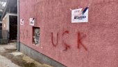 NAPADNUTA KUĆA U KOJOJ ŽIVI DETE KOJE JE KRSTIO VUČIĆ: Prešarani plakati Srpske liste i ispisani grafiti „UČK“