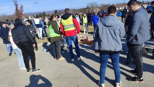 ДЕМОНСТРАНТИ У НИШУ НА 100 ДАНА ОД ПОГИБИЈЕ 15 ЉУДИ НАПРАВИЛИ ВЕСЕЉЕ: Музика, прасе, котлић (ВИДЕО)