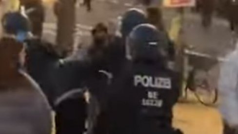 BRUTALNO: Pogledajte kako se nemačka policija obračunava sa demonstrantima (VIDEO)