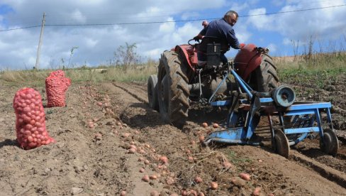 PRAVILNA UPOTREBA PESTICIDA: Obuka za ratare, voćare i povratare u Privrednoj komori Kraljevo