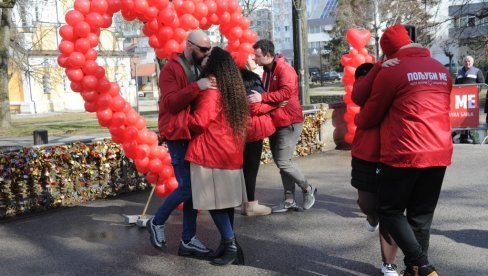 POLJUPCI ZA PRAZNIK LJUBAVI: U Vrnjačkoj Banji održano tradicionalno nadmetanje u ljubljenju