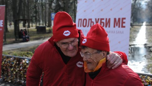 LJUBAV NE PRIZNAJE GODINE: Nada Dunjić (93) i Dragoljub Mandžukić (95) najstariji učesnici manifestacije „Poljubi me“ (FOTO)