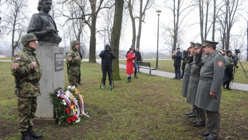 ВЕНЦИ СРПСКОМ ЈУНАКУ: И у Краљеву пригодно обележен Дан државности