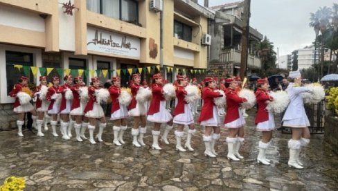 NA OTVARANJU I JAKOV MILATOVIĆ SA PORODICOM: U Herceg Novom počeo 56. Praznik mimoze, šarena povorka oterala kišu (FOTO)