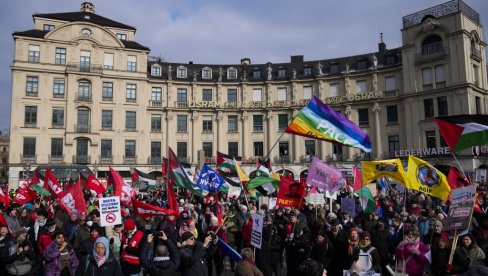 POČEO VELIKI PROTEST PROTIV NATO-A I MINHENSKE BEZBEDNOSNE KONFERENCIJEMinhen: Demonstranti pozivaju na mirovne pregovore