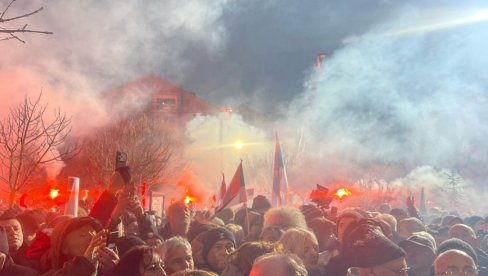 PREDIVNO: Srpska himna odjekuje Sremskom Mitrovicom (VIDEO)