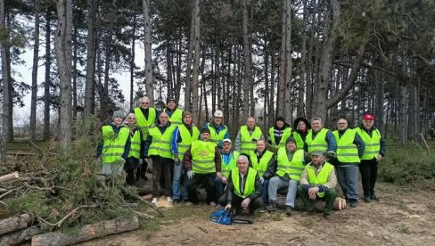 POŠUMLJAVALI RUSKO GROBLJE: Zasadili 25 sadnica belog bora