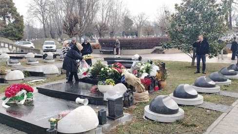 TUGA NE JENJAVA: Održan šestogodišnji pomen Šabanu Šauliću, udovica, rodbina i prijatelji ne zaboravljaju kralja narodne muzike (FOTO/VIDEO)