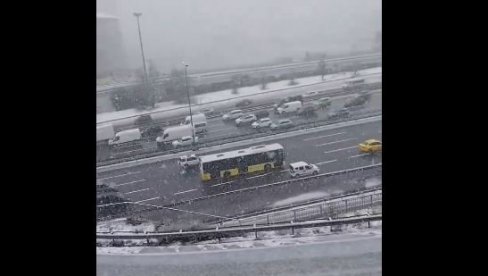 SNEŽNA OLUJA PARALISALA ISTANBUL: Kolaps u saobraćaju - obustavljena nastava u školama (VIDEO)