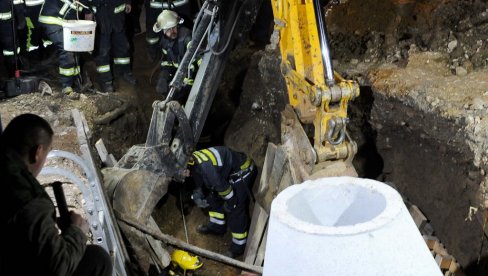 SPASENE SVE ČETIRI OSOBE ZATRPANE ZEMLJOM: Okončana drama kod Lazarevca, tri radnika i vatrogasac  hitno prebačeni na VMA  (FOTO)