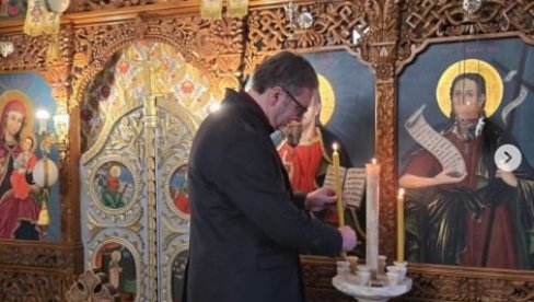 UPALIO SVEĆU I POMOLIO SE BOGU Vučić obišao manastir Zaova (FOTO)