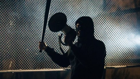 ХУЛИГАНИ ЗГРОЗИЛИ СРБИЈУ: Велика туча навијача (ВИДЕО)