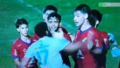 ODMAH U ZATVOR! Fudbalski nokaut kakav nije viđen ni u oktagonu (VIDEO) ODMAH U ZATVOR! Fudbalski nokaut kakav nije viđen ni u oktagonu (VIDEO)
