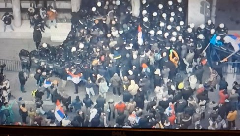 DIVLJANJE DEMONSTRANATA U NOVOM SADU: Gađaju policiju jajima, otimaju štitove (FOTO/VIDEO)