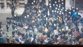 NEVIĐENO DIVLJANJE DEMONSTRANATA U NOVOM SADU: Nose noževe, jajima gađaju policiju i Skupštinu - Pogačar predvodi (FOTO/VIDEO)