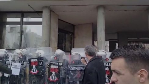LINČOVALI DEKANA, ZAPALILI GRADSKU KUĆU, NAPALI POLICIJU: Blokaderi foteljaši mesecima sprovode jezivo nasilje u Novom Sadu (VIDEO)
