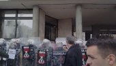 LINČOVALI DEKANA, ZAPALILI GRADSKU KUĆU, NAPALI POLICIJU: Blokaderi foteljaši mesecima sprovode jezivo nasilje u Novom Sadu (VIDEO)