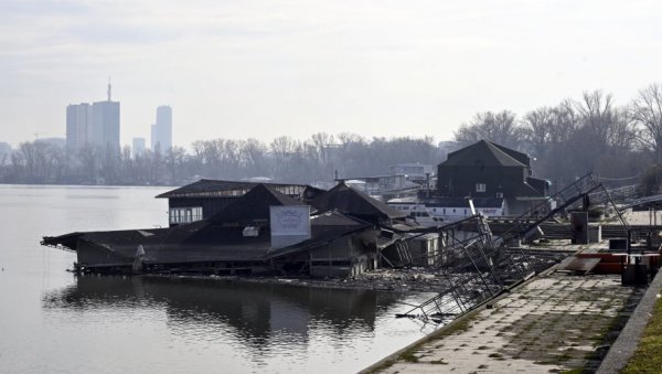 ГРОБЉЕ СПЛАВОВА НА ВОДИ:  Приобаље и сам Дунав иза Хотела Југославија препуни нагомиланог отпада