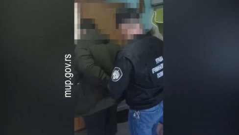 SA LISICAMA U RUKAMA ODVEZEN U POLICIJU: Ovako je uhapšen bivši predsednik opštine Rekovac (VIDEO)