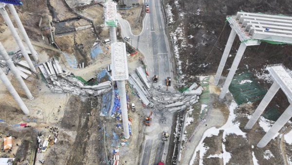 СРУШИО СЕ МОСТ У ЈУЖНОЈ КОРЕЈИ: Људи падали на све стране, четворица погинулих, број жртава може да расте