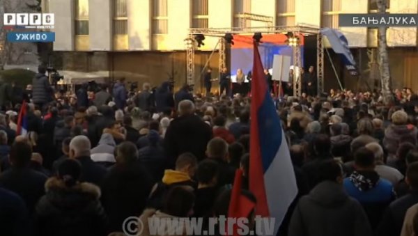 ВЕЛИКИ МИТИНГ ПОДРШКЕ ДОДИКУ У БАЊАЛУЦИ: Дошли смо да одбранимо председника и Српску (ВИДЕО)