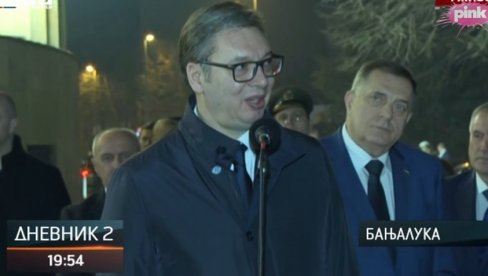 BIO SAM OVDE KAD SMO SE VESELILI, SRAMOTA BI BILO DA NE BUDEM OVDE KAD JE TEŠKO: Vučić se obratio okupljenim građanima u Banjaluci