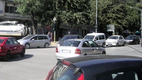 IDENTIFIKOVAN BAHATI VOZAČ (76) : Pežoom na građane