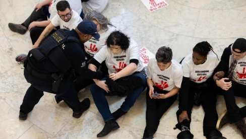 RADNICI USAID-A PROTESTVOVALI U KONGRESU SA KRVAVIM RUKAMA: Odmah pohapšeno 20 demonstranata (FOTO)