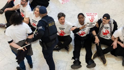 RADNICI USAID-A PROTESTOVALI U KONGRESU SA KRVAVIM RUKAMA: Odmah pohapšeno 20 demonstranata (FOTO)