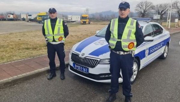 ДЕТЕ ГУБИЛО СВЕСТ, УПЛАШЕНА МАЈКА ТРАЖИЛА ПОМОЋ: Брзом реакцијом двојице полицајаца спасен му живот