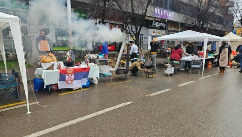 ŽURKA U POKUŠAJU UMESTO PROTESTA: U Nišu demonstranata malo, a kotlići spremni (FOTO)