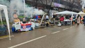 KO SVE OVO PLAĆA? Čitava gozba na protestu na niškim ulicama - od prasetine do torti (VIDEO)