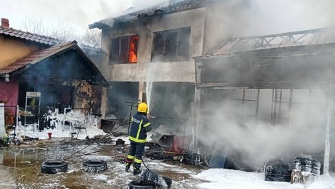 (IZ)GORELA VULKANIZERSKA RADNJA: Veliki požar u Vrnjcima nadomak Vrnjačke Banje