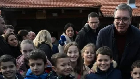 ČUO SAM ŽELJE NAJMLAĐIH GRAĐANA KOSTOLA Predsednik Vučić obećao mališanima veće golove na igralištu (FOTO)