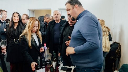 VRŠAC ŠTITI GEOGRAFSKO POREKLO GROŽĐA: „Dani mladih vina“ u Gudurici okupili lokalne vinare