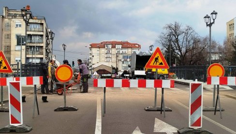 POČELI RADOVI NA GLAVNOM MOSTU U PARAĆINU: Saobraćaj preusmeren na druge pravce (FOTO)