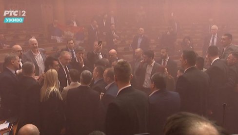 OPOZICIJA PRAVI HAOS U SKUPŠTINI Brnabić: Nećete nas zaustaviti nikada, ljubimci Aljbina Kurtija (VIDEO)