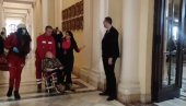POTRESNO: Poslanicu koju je opozicija pokušala da ubije iznose iz Skuštine (VIDEO) POTRESNO: Poslanicu koju je opozicija pokušala da ubije iznose iz Skuštine (VIDEO)