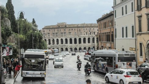ITALIJA KAZNAMA KROTI TURISTE: Uvedena brojna pravila za čije kršenje se naplaćuje od 25 do 500 evra