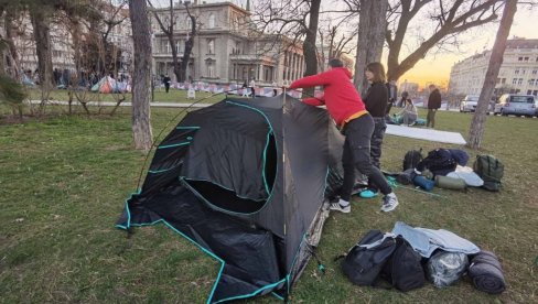 PRVI SNIMAK STUDENATA ISPRED PREDSEDNIŠTVA: Postavljaju šatore, planiraju da tu provedu celu noć - oni žele da uče (VIDEO)