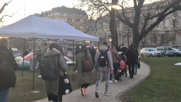 СТУДЕНТИ ИСПРЕД ПРЕДСЕДНИШТВА: Погледајте шта се тренутно дешава - главни захтев им је да хоће да уче (ВИДЕО)